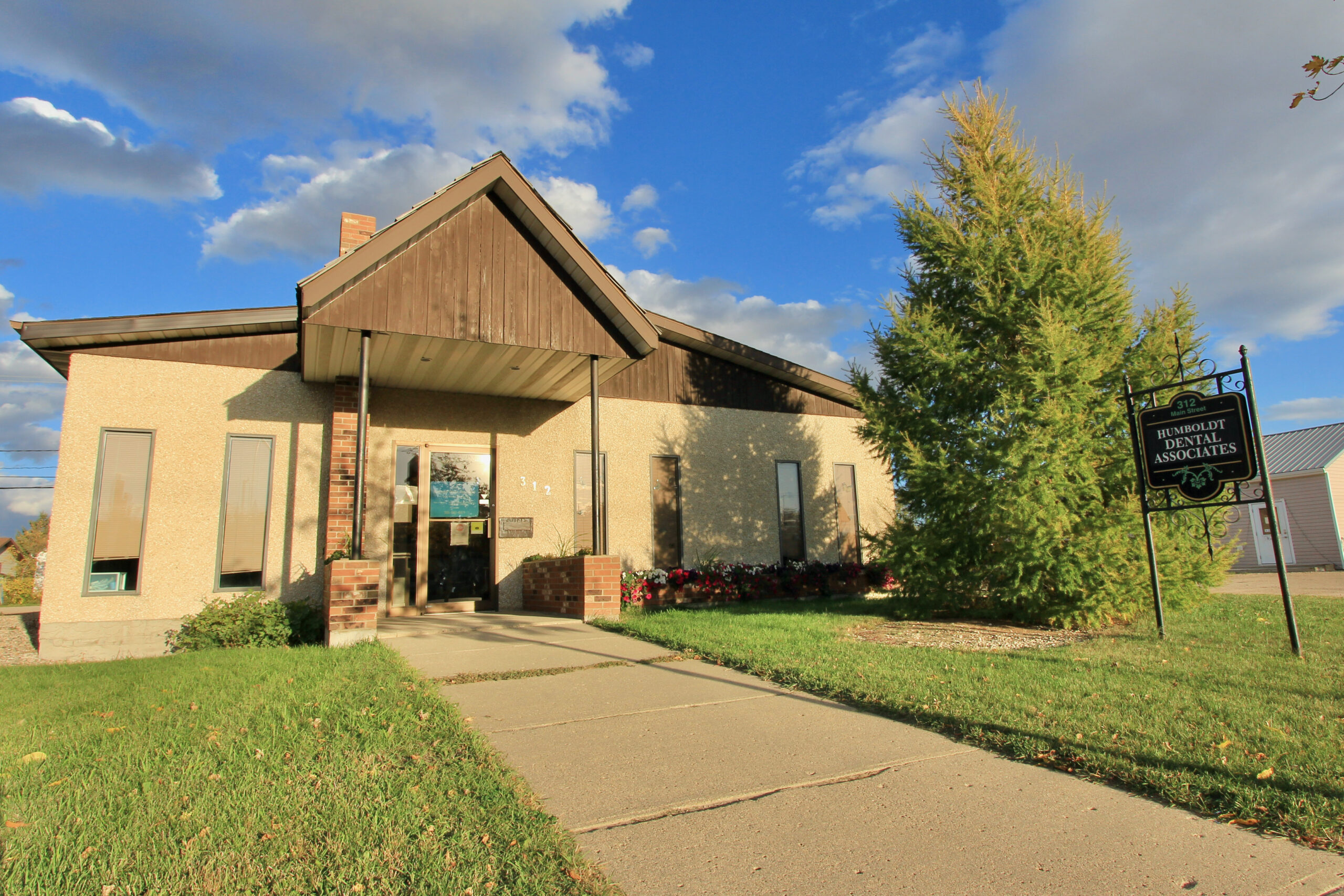humboldt-dental-associates-photo-on-sunny-day